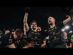 Read more about the article Z KIBICAMI I W SZATNI | RADOŚĆ PORTOWCÓW PO ZWYCIĘSTWIE Z KORONĄ