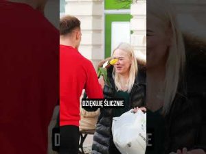 Read more about the article REMA I KOSTAS SHOW 🌹 Wręczali kwiaty kobietom!