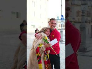 Read more about the article Szczera radość tej Pani po otrzymaniu biletów na mecz #KORBBT od Martina Remacle’a – coś pięknego! 😍