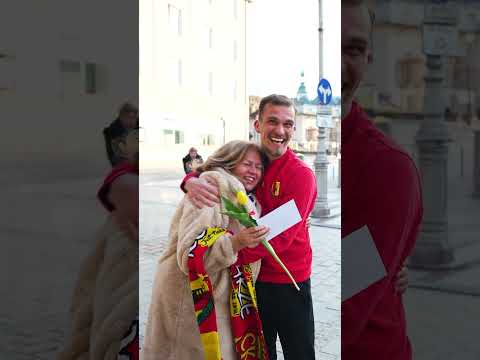 Szczera radość tej Pani po otrzymaniu biletów na mecz #KORBBT od Martina Remacle’a – coś pięknego! 😍
