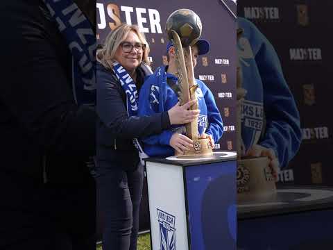 Read more about the article Fotka z trofeum za Mistrzostwo Polski? 🏆📸 Robi wrażenie 🤩 #lechpoznań #trophy #shorts