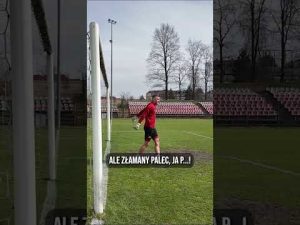 Read more about the article 👉 „NIE Z CAŁEJ PETY!” 😂⚽ Piłkarz na bramce… 🙈 #koronakielce #football #ekstraklasa #goalkeeper