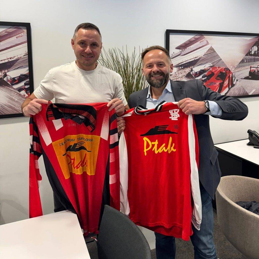 Spotkaj mistrzów z 1998. Premiera koszulki we wtorek w U2 ŁKS Store 11 588420408 694760600372007 5784304845322340105 n 1024x1024 1 | AleMecz.pl