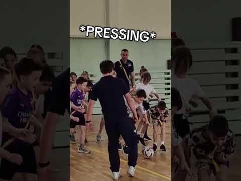 You are currently viewing 2 piłkarzy vs 30 dzieci 🧐 #podbeskidzie #piłkanożna #piłkarze #szkoła #mecz #fypシ #trending #tsp