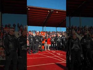 Read more about the article W przerwie meczu z Ruchem w wyjątkowy sposób przekazaliśmy koszulkę na licytację dla Szymona Borcza.