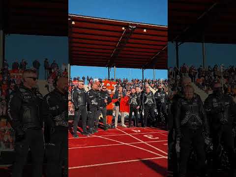 Read more about the article W przerwie meczu z Ruchem w wyjątkowy sposób przekazaliśmy koszulkę na licytację dla Szymona Borcza.