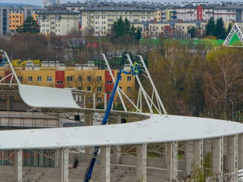 Na dachu PCLA zaiskrzyło. Ekipy montują oświetlenie.