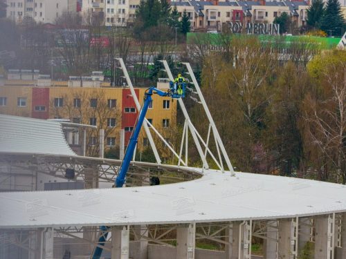 Na dachu PCLA zaiskrzyło. Ekipy montują oświetlenie.