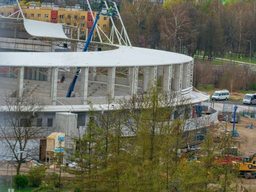 Na dachu PCLA zaiskrzyło. Ekipy montują oświetlenie.