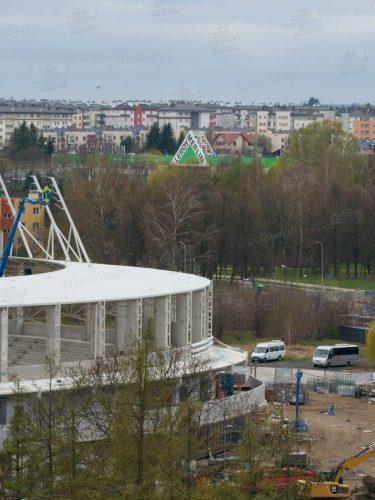 Na dachu PCLA zaiskrzyło. Ekipy montują oświetlenie.