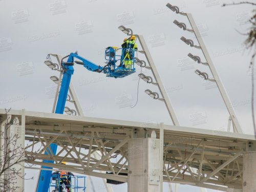 Na dachu PCLA zaiskrzyło. Ekipy montują oświetlenie.