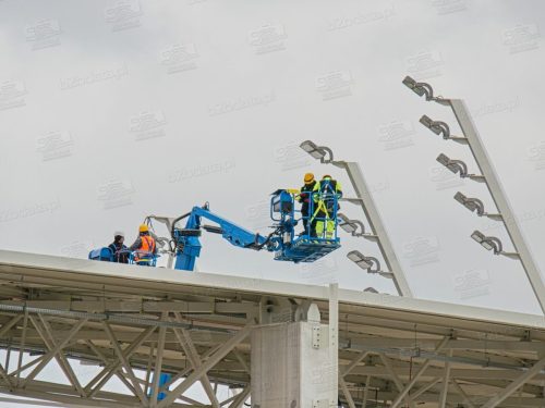 Na dachu PCLA zaiskrzyło. Ekipy montują oświetlenie.