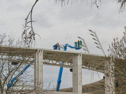Na dachu PCLA zaiskrzyło. Ekipy montują oświetlenie.