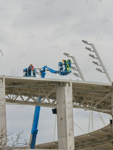 Na dachu PCLA zaiskrzyło. Ekipy montują oświetlenie.